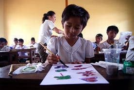 Atelier de peinture au Myanmar