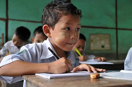 Un jeune birman en classe